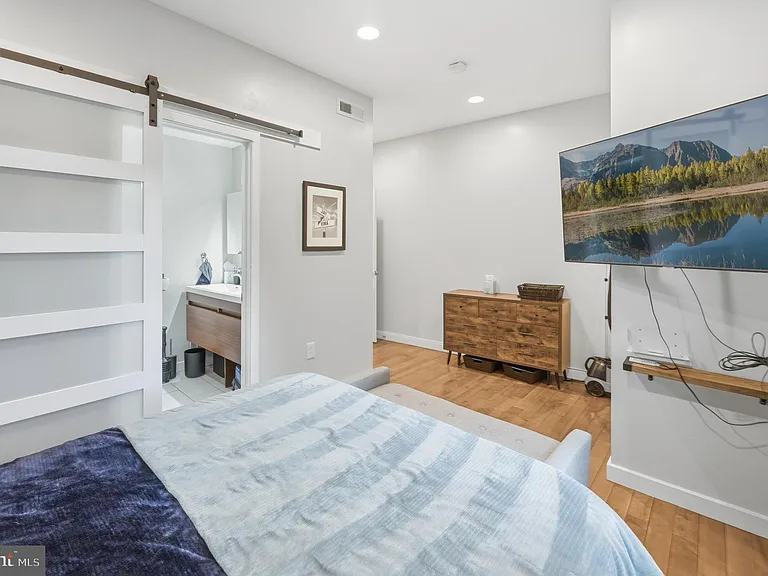 2568 Collins St — Photo 15