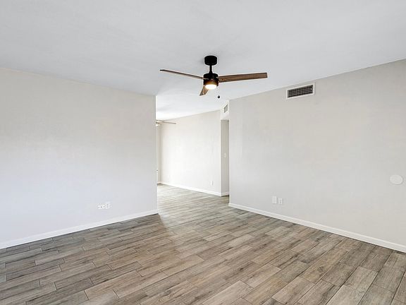 5th image of 904 W Oxford Dr