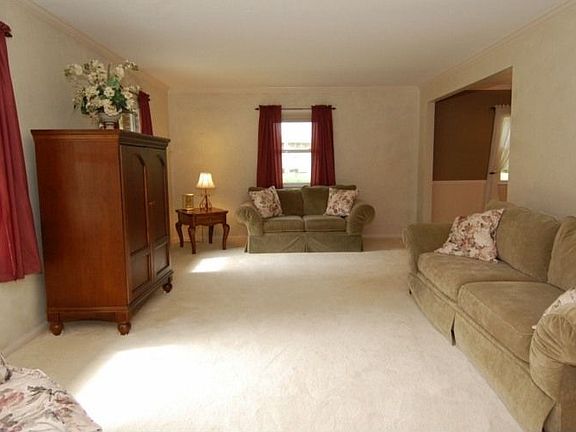 SPACIOUS LIVING RM WITH HWF