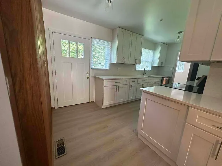 2030 Crestwood Ln — Photo 7