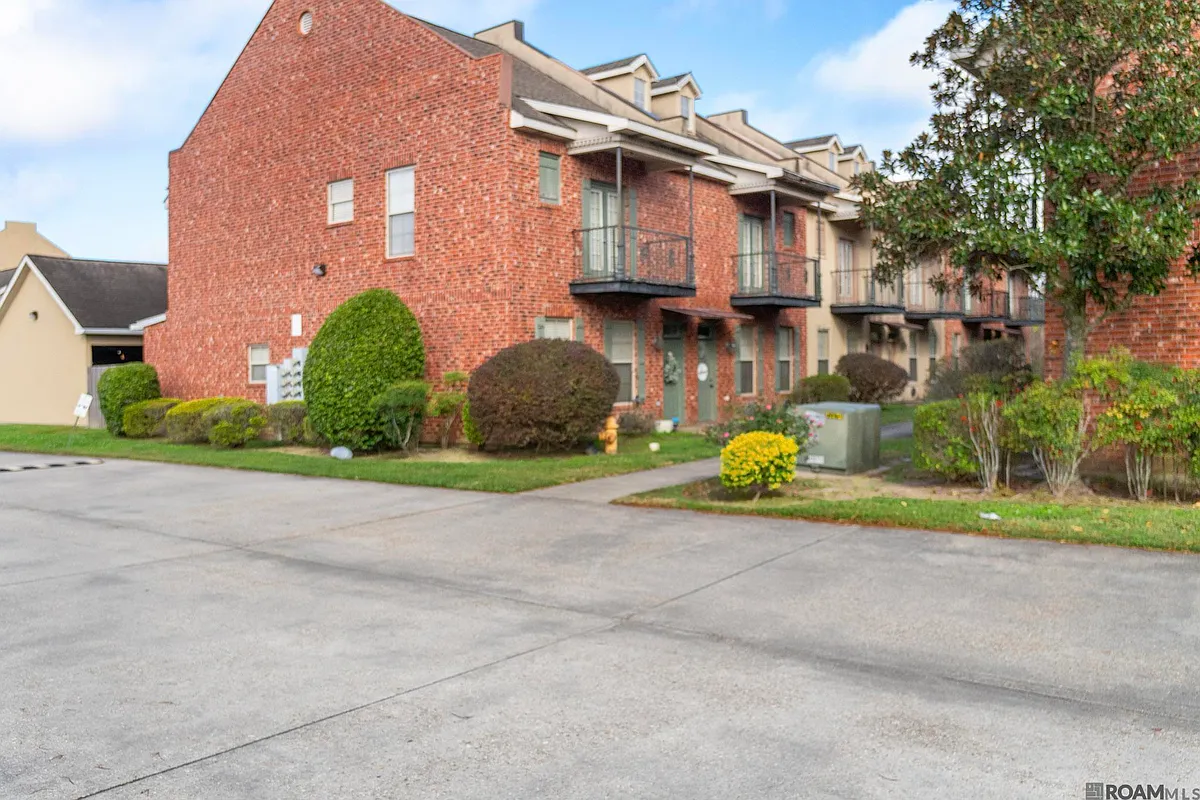 Building Photo - 10600 Lakes Blvd #305