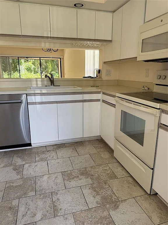 2 bed, 2.0 bath, 1073 sqft, $1,900 — Photo 3