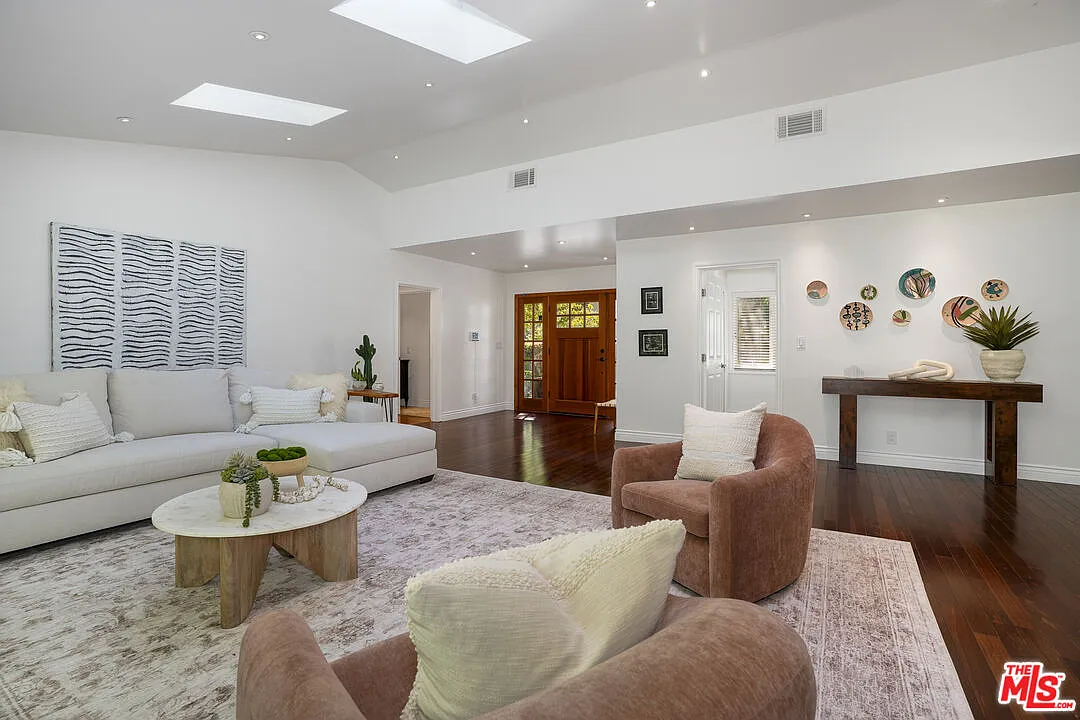 3 bed, 3.0 bath, 2615 sqft, $8,500 — Photo 3