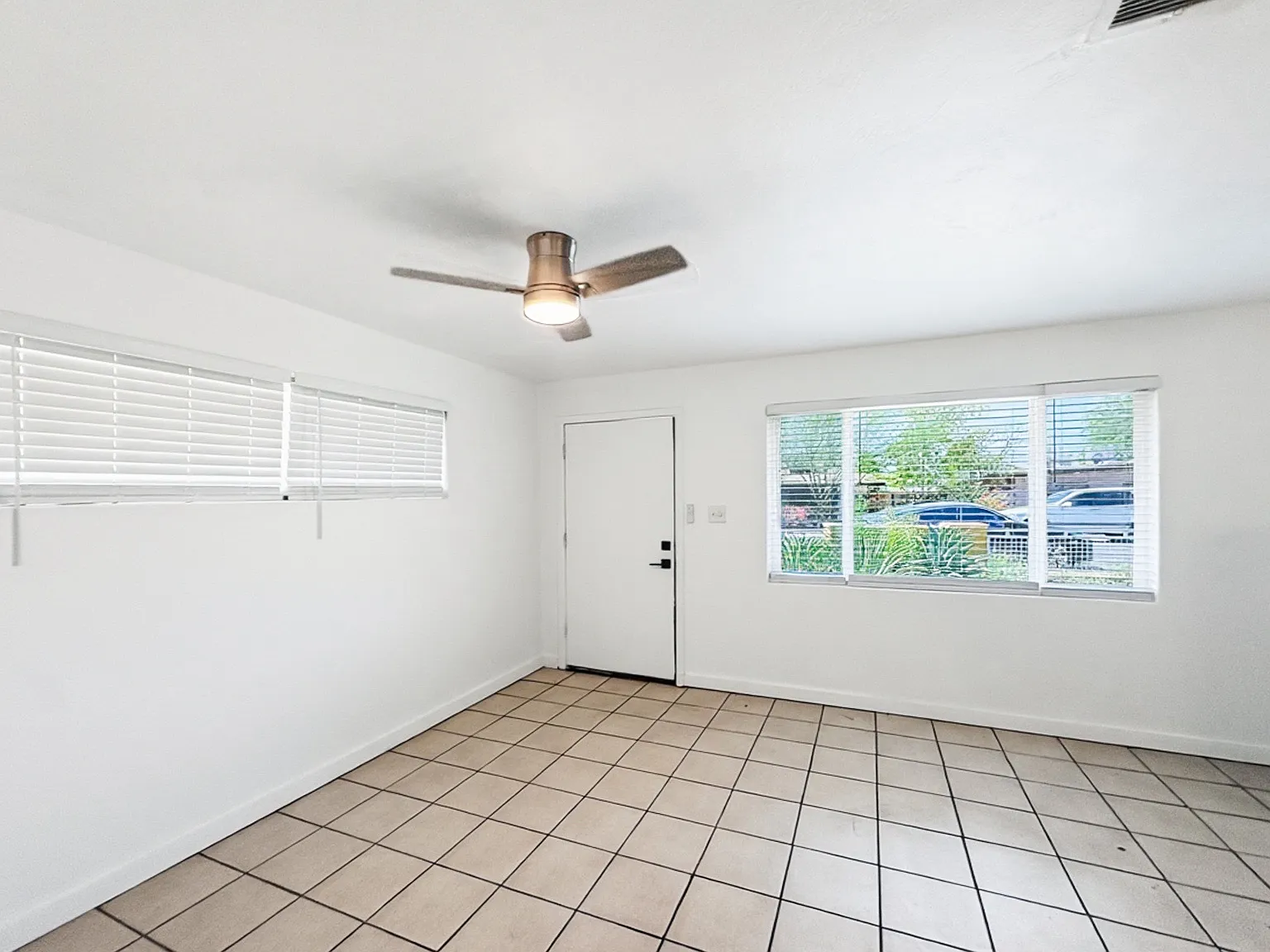 1 bed, 400 sqft, $1,049 — Photo 1
