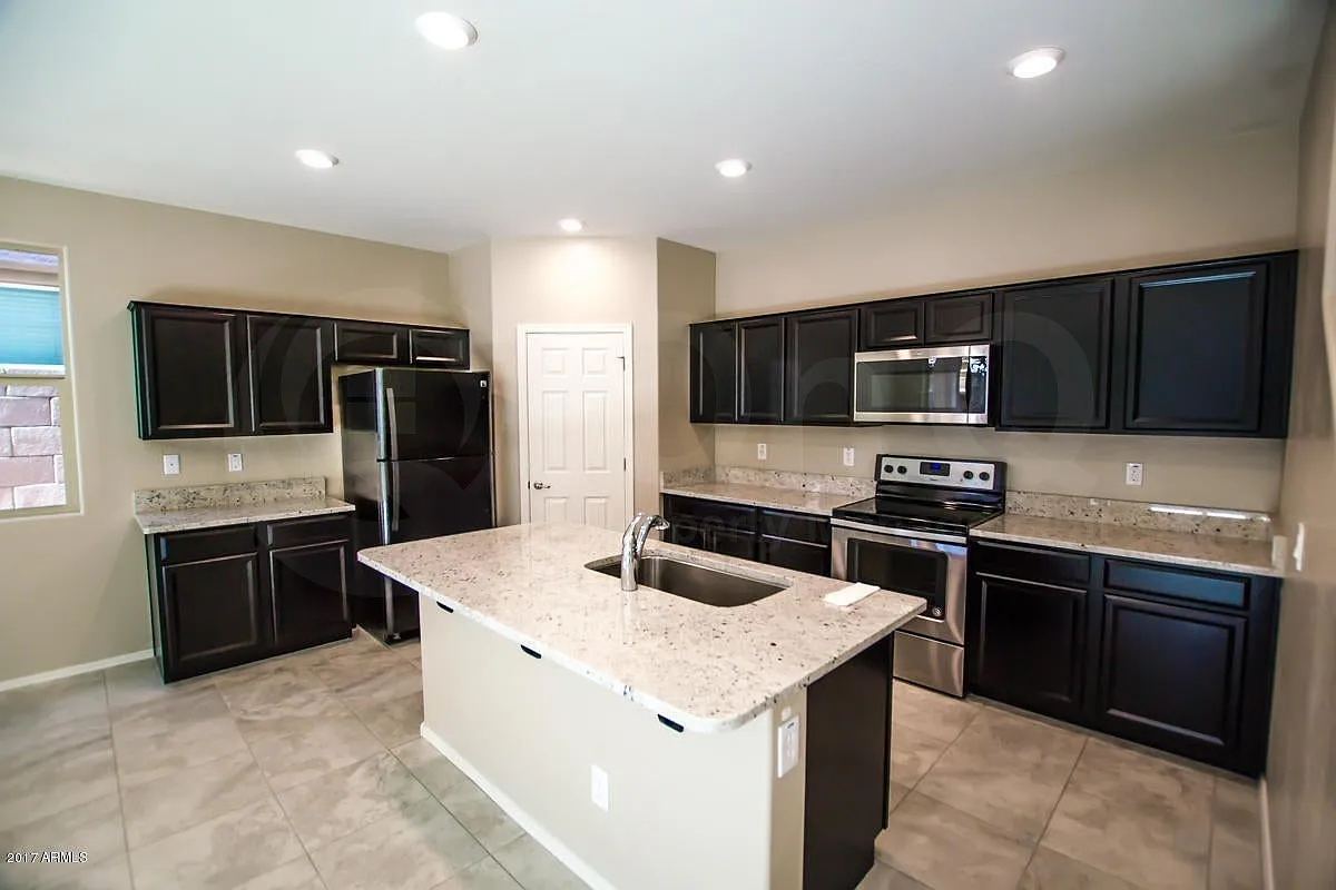 3 bed, 2.5 bath, 1905 sqft, $2,350 — Photo 4