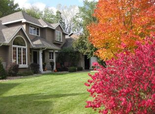 9826 Woodridge Dr, Eden Prairie, MN 55347