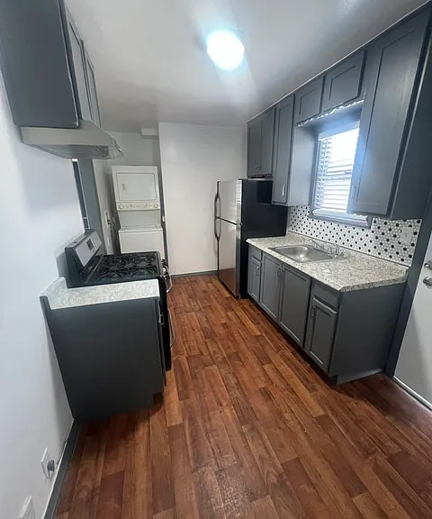 1323 E 108th St — Photo 3