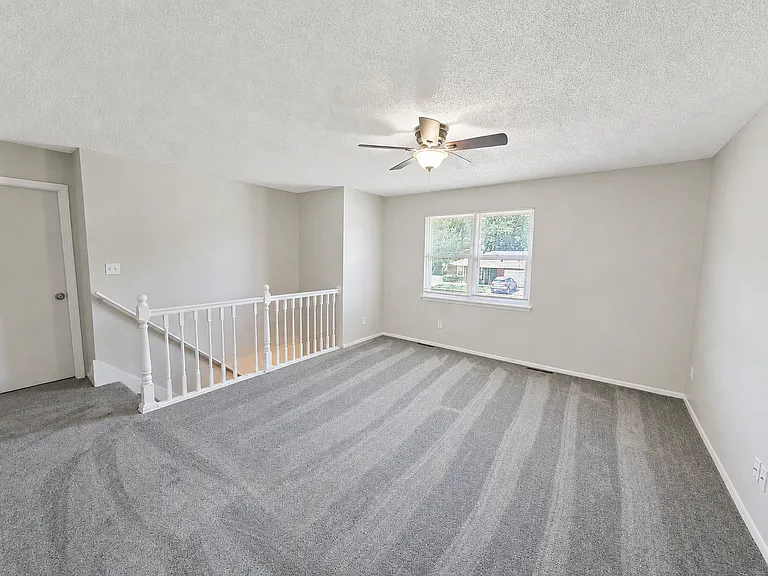 403 NE Westwind Dr #B — Photo 2