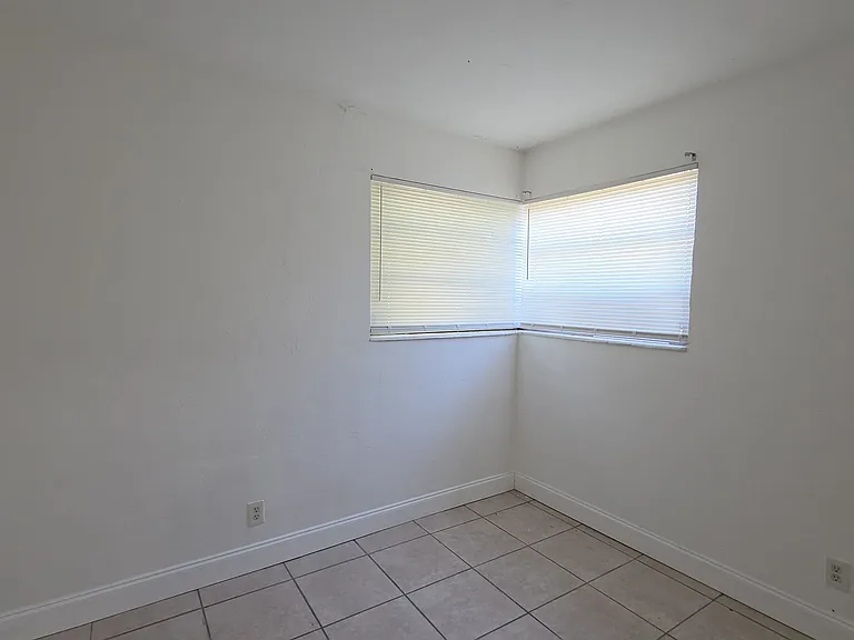 160 NW 15th Pl — Photo 7