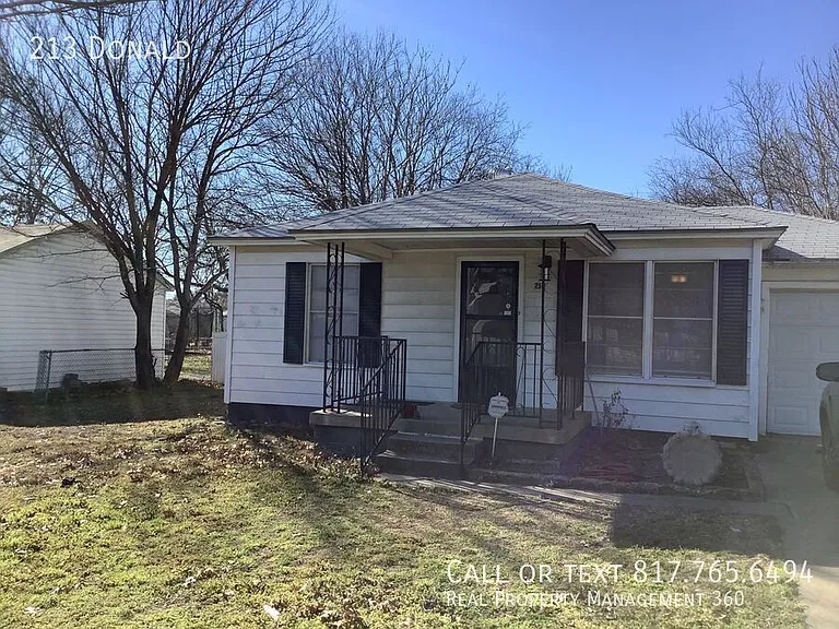 213 Donald St — Photo 2