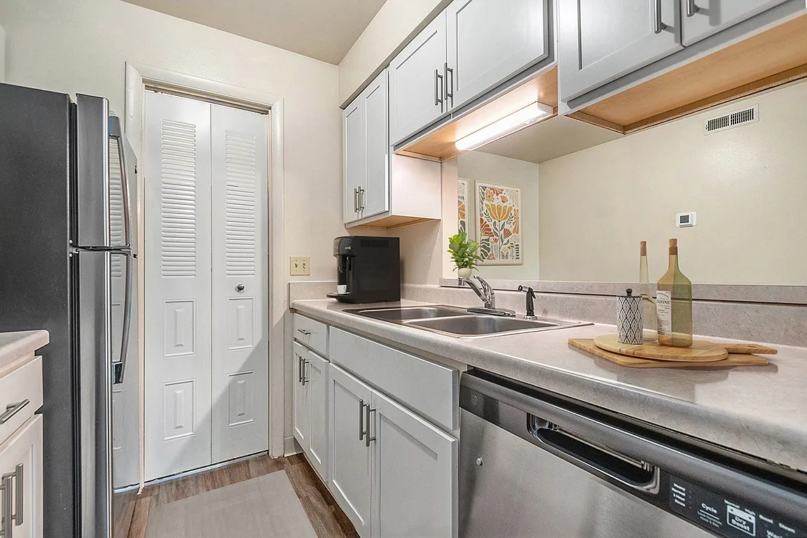 West Wind Apartments — Photo 3