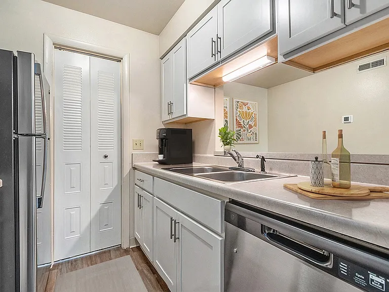 West Wind Apartments — Photo 3