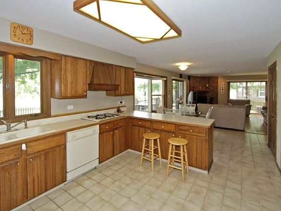 4th image of 882 N Dovington Ct