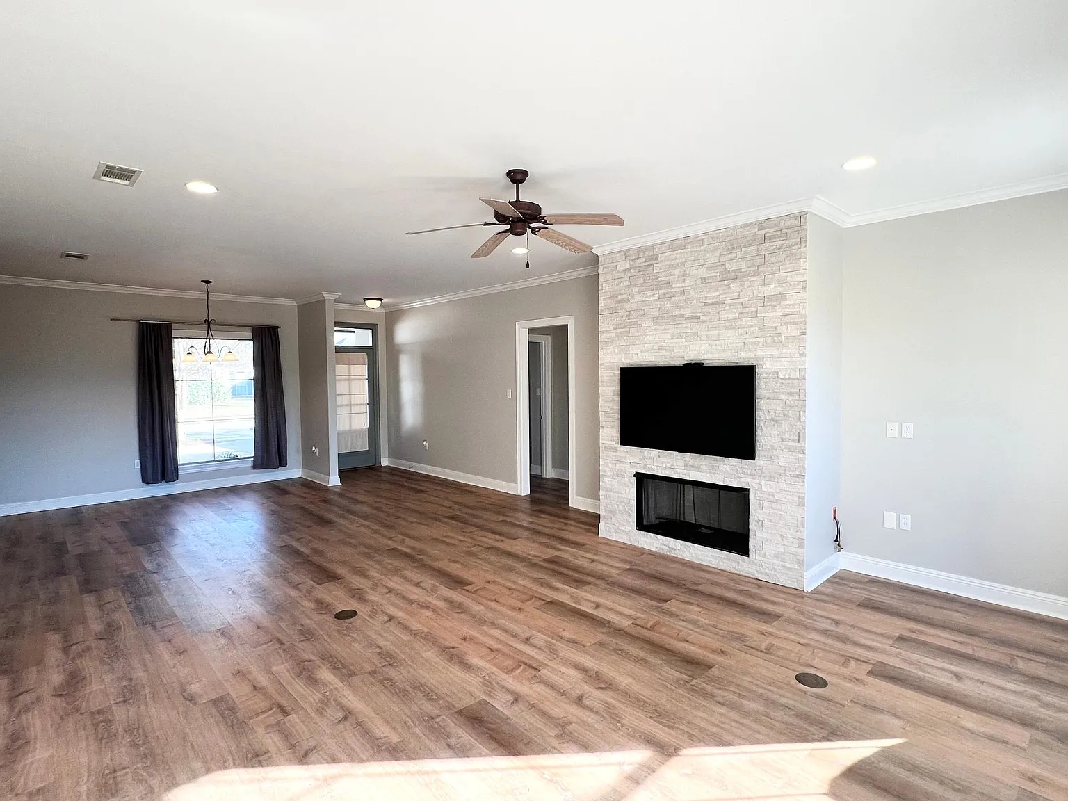 3 bed, 1572 sqft, $2,100 — Photo 3