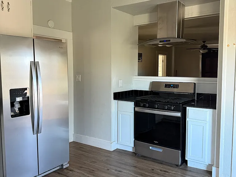372 W Cedar St — Photo 9