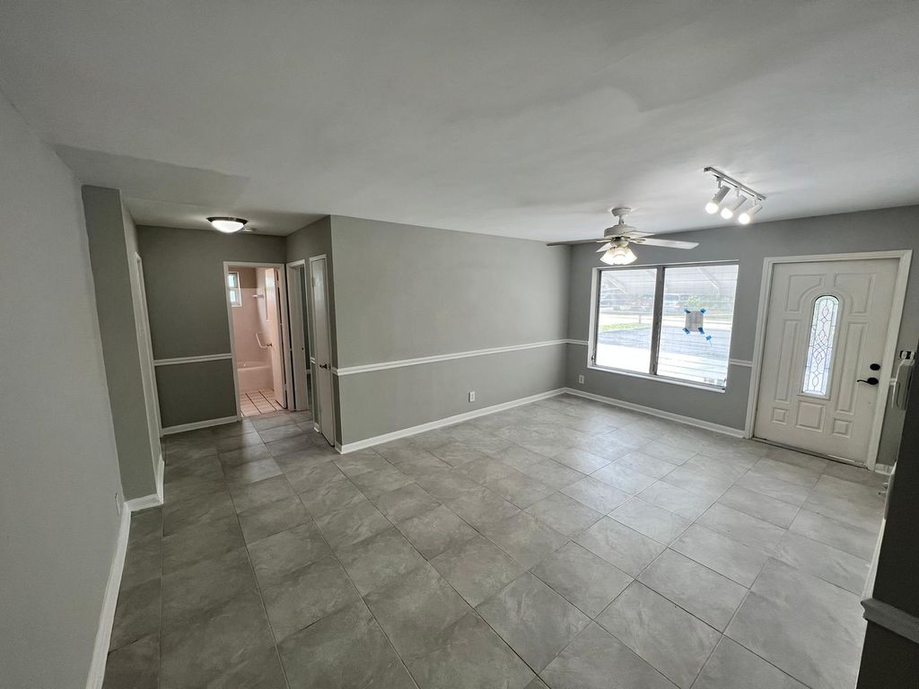 3660 NE 12th Ter, photo 3