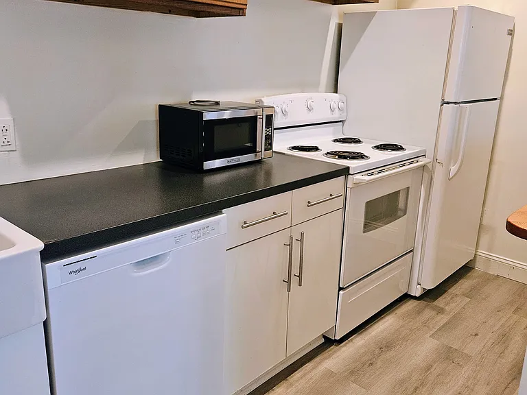 711 G St NE #2 — Photo 16