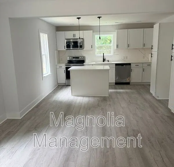 724 John St — Photo 2