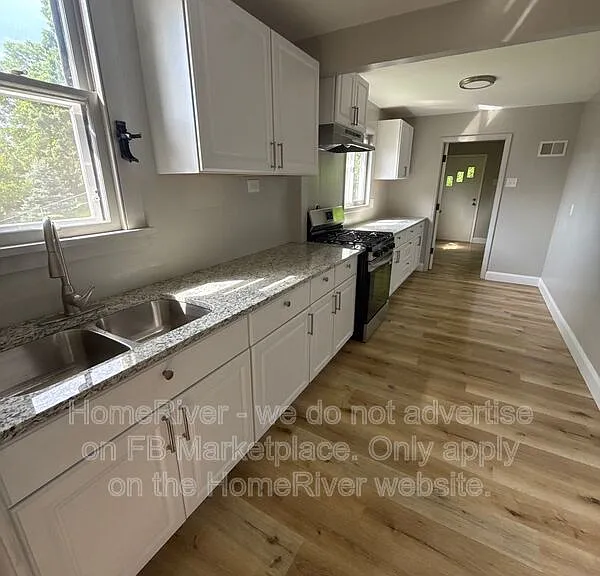 1323 Leaside Dr — Photo 4