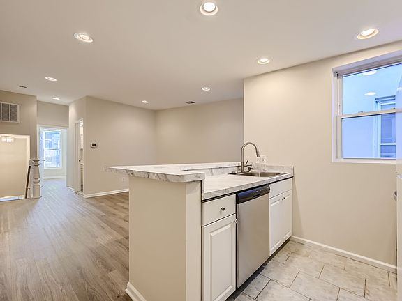 3rd image of 436 E Fort Ave