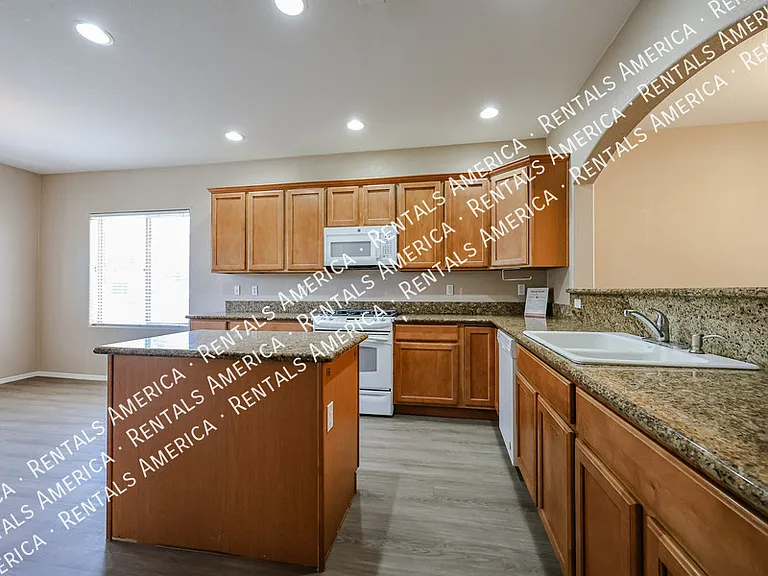 876 E Riviera Pl — Photo 5