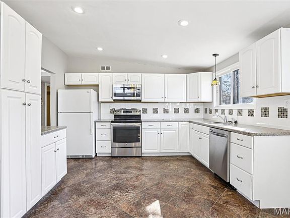 5th image of 325 Holiday Hill Dr