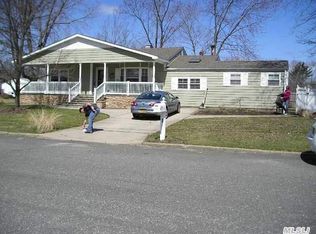 1 Hy Pl, Lake Grove, NY 11755