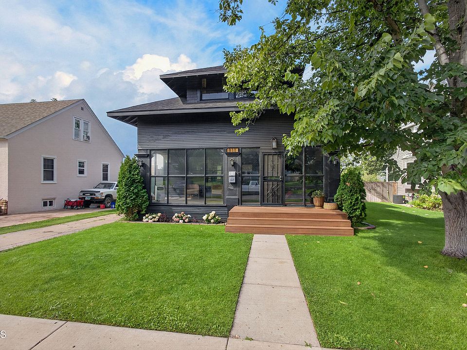 1st image of 811 1st Ave E