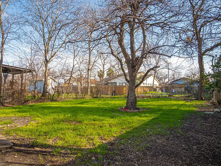 1518 Burnet St — Photo 19