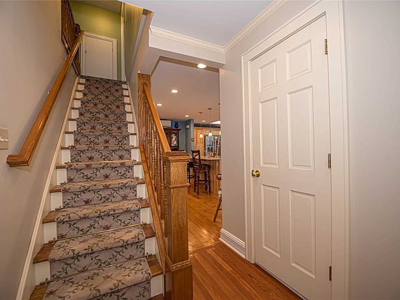 4th image of 59 Hollins Ln