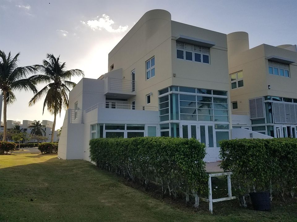 4 Bedrooms, 4.5 bathrooms, closet, family & living room, kitchen, 3 terraces and a greenbelt/golf/lake backyard. Garage, and 5 parking.