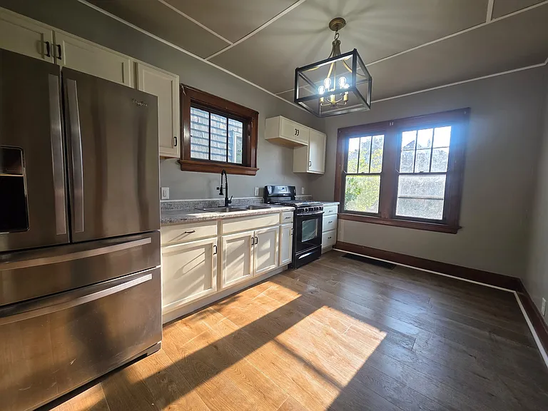1624 Woodburn Ave — Photo 2