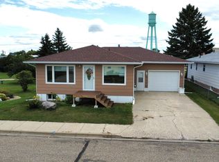 207 Roosevelt Ave, Underwood, ND 58576