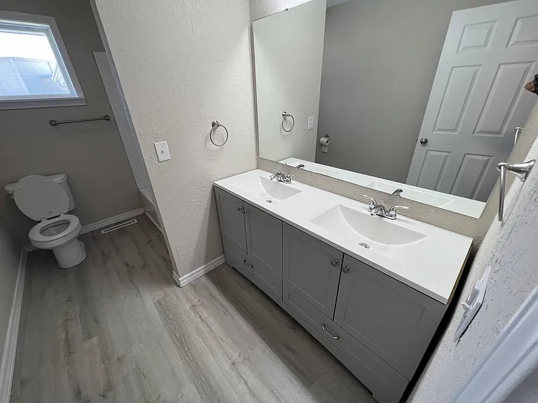 435-437 N George Ave — Photo 12