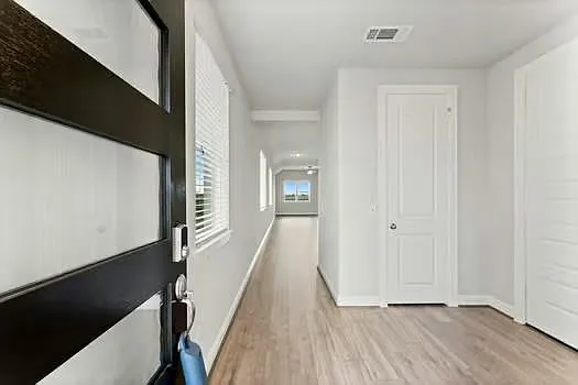3 bed, 2.0 bath, 1470 sqft, $2,400 — Photo 4