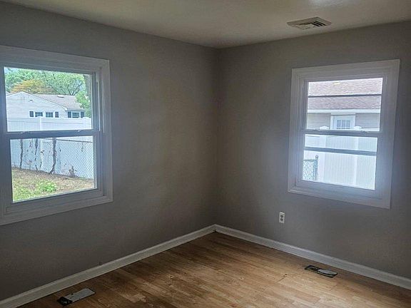 4th image of 36 Newtown Ln