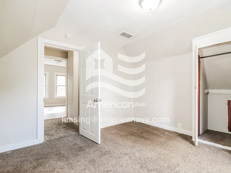 1559191_011_bedroom_12.jpg