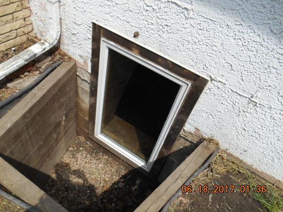 3rd image of 1076 Rose Ave E