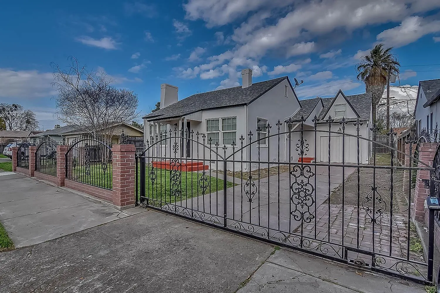 1030 Victoria Ave photo 1