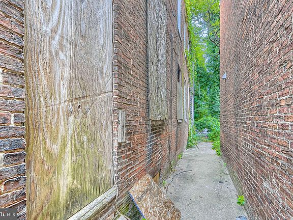 4th image of 2613 Francis St