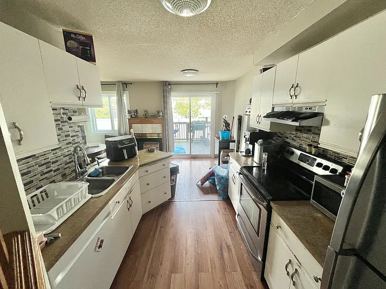 1033 Youville Dr W — Photo 5