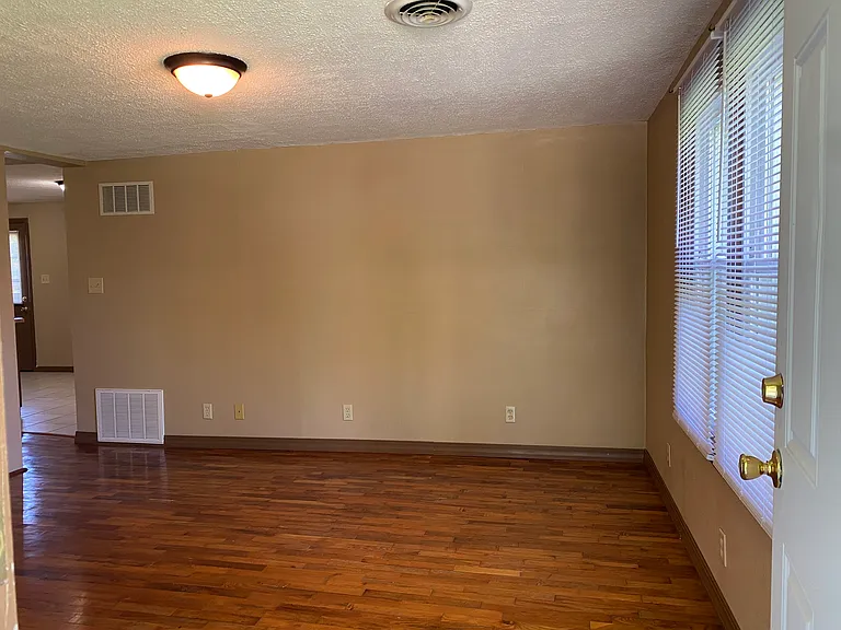 208 E Maiden Ln — Photo 3