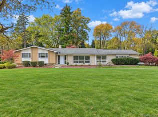 6872 E Knollwood Cir, West Bloomfield, MI 48322