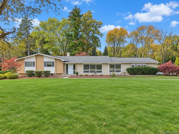 6872 E Knollwood Cir, West Bloomfield, MI 48322