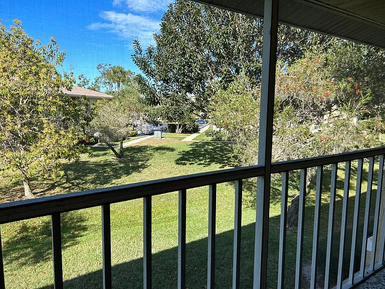 1562 SE Royal Green Cir #T-204 — Photo 9