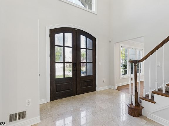 5th image of 49 Hall Dr