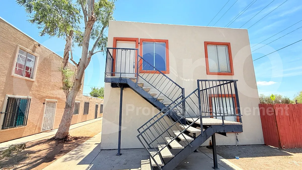 2 bed, 1.0 bath, 739 sqft, $1,000 — Photo 1