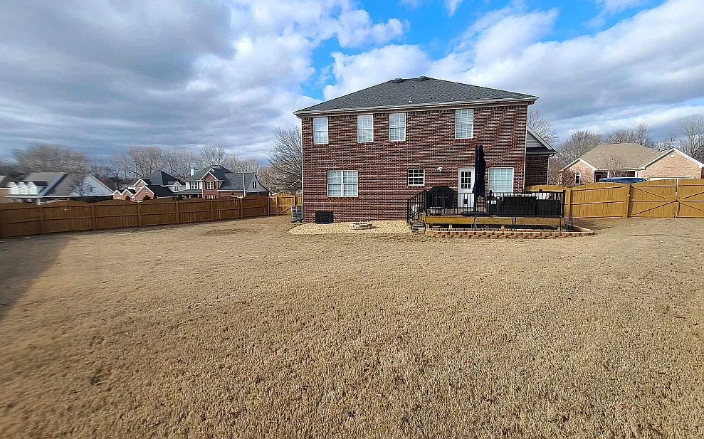 3 bed, 2.5 bath, 2495 sqft, $1,000 — Photo 2