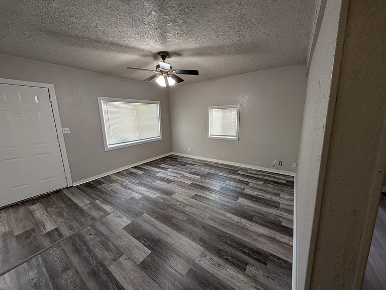 1930 Lana Ave NE — Photo 1