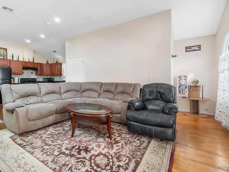 152 Virginia Ave #B — Photo 3